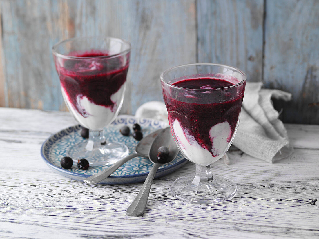 Dickmilchcreme mit Cassis-Topping