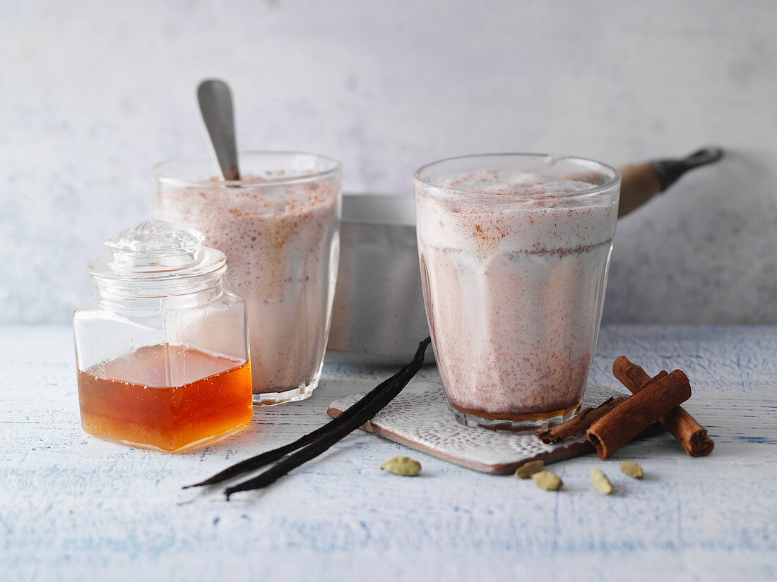 Heiße Gewürzmilch mit Kokos, Kardamom, Zimt und Vanille