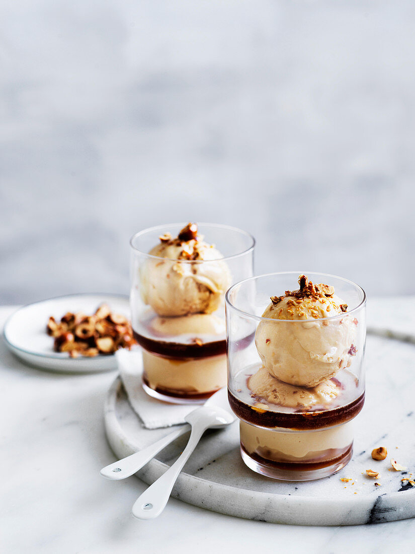 Espresso Martini affogato mit kandierten Haselnüssen