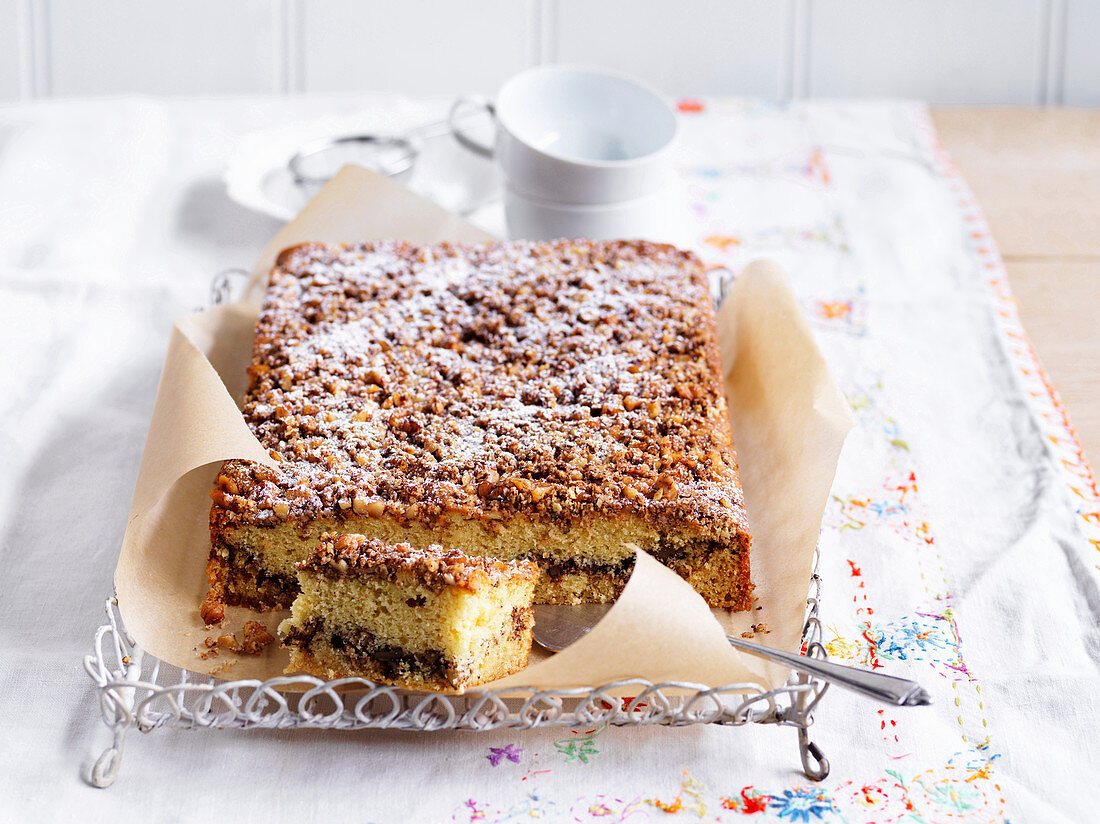 Walnuss-Ahornsirup-Blechkuchen, angeschnitten