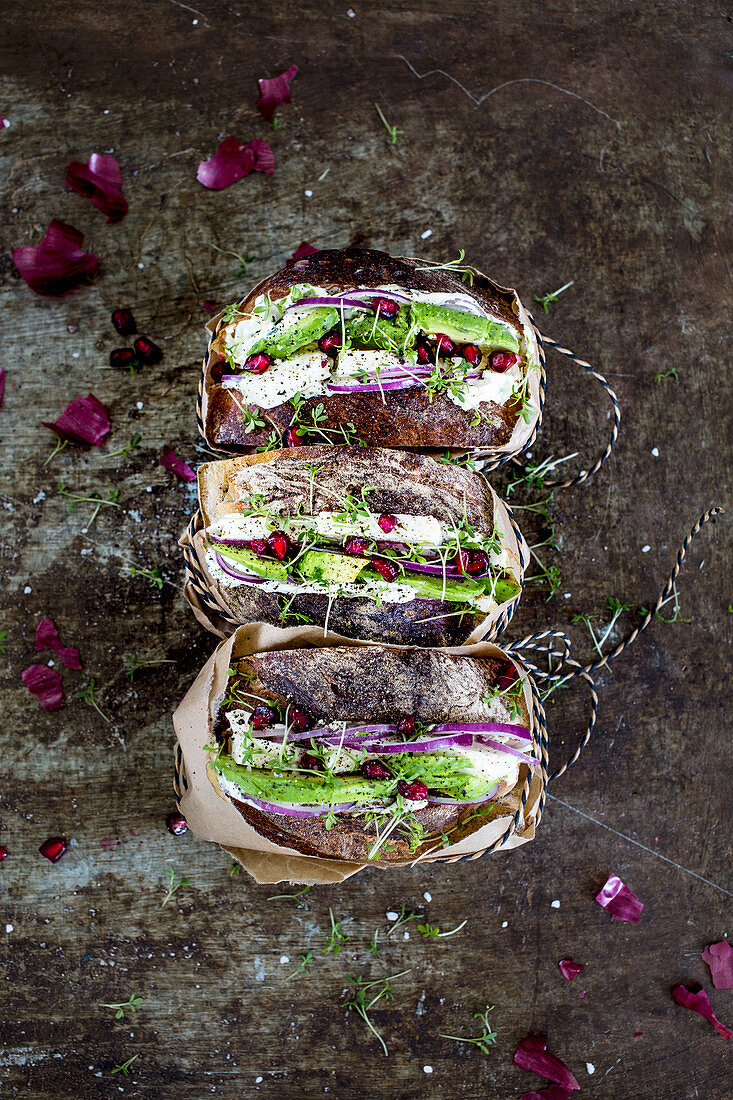 Avocado-Sandwiches mit Granatpafelkernen