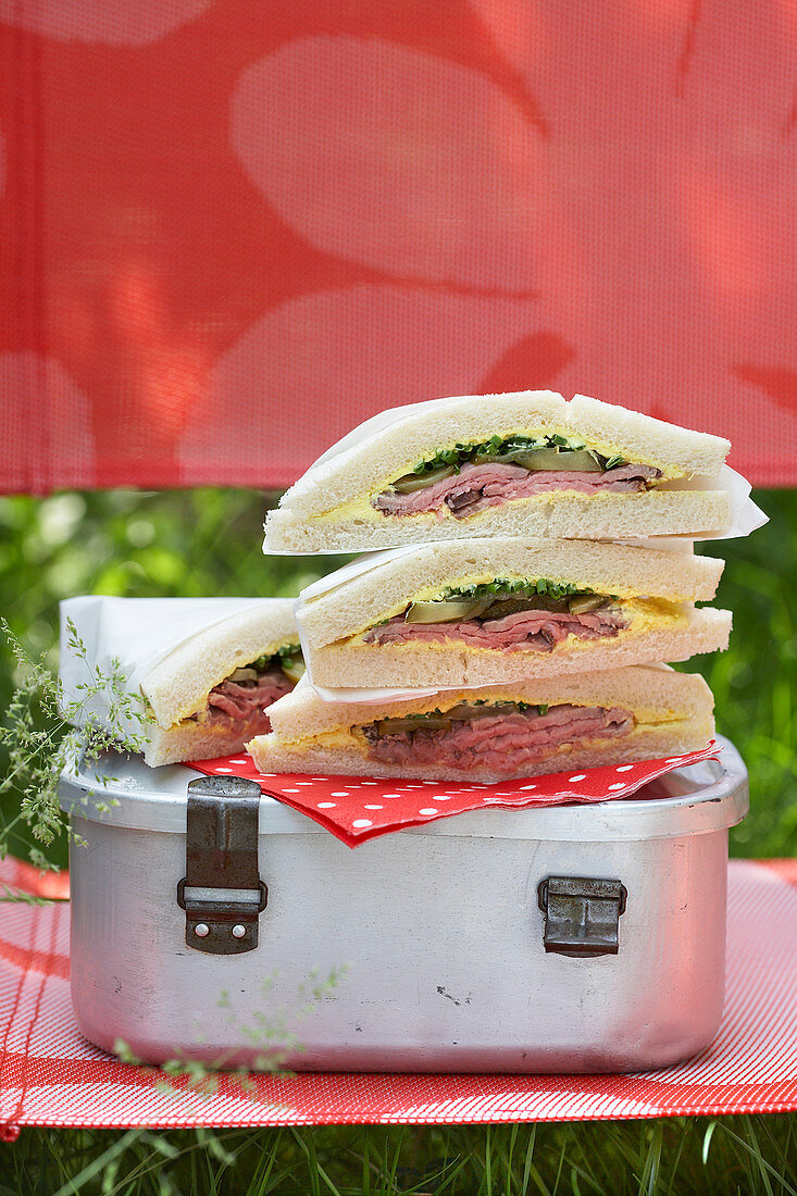 Tramezzini with roast beef for a picnic