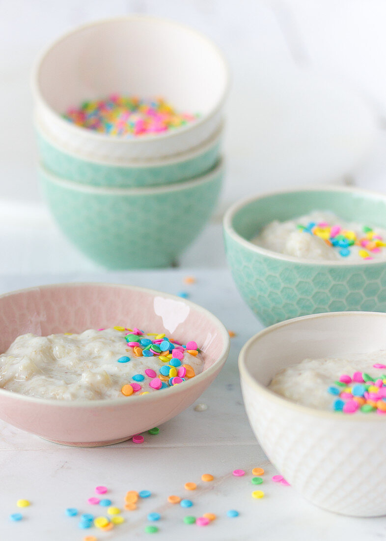 Porridge mit bunten Zuckerstreuseln