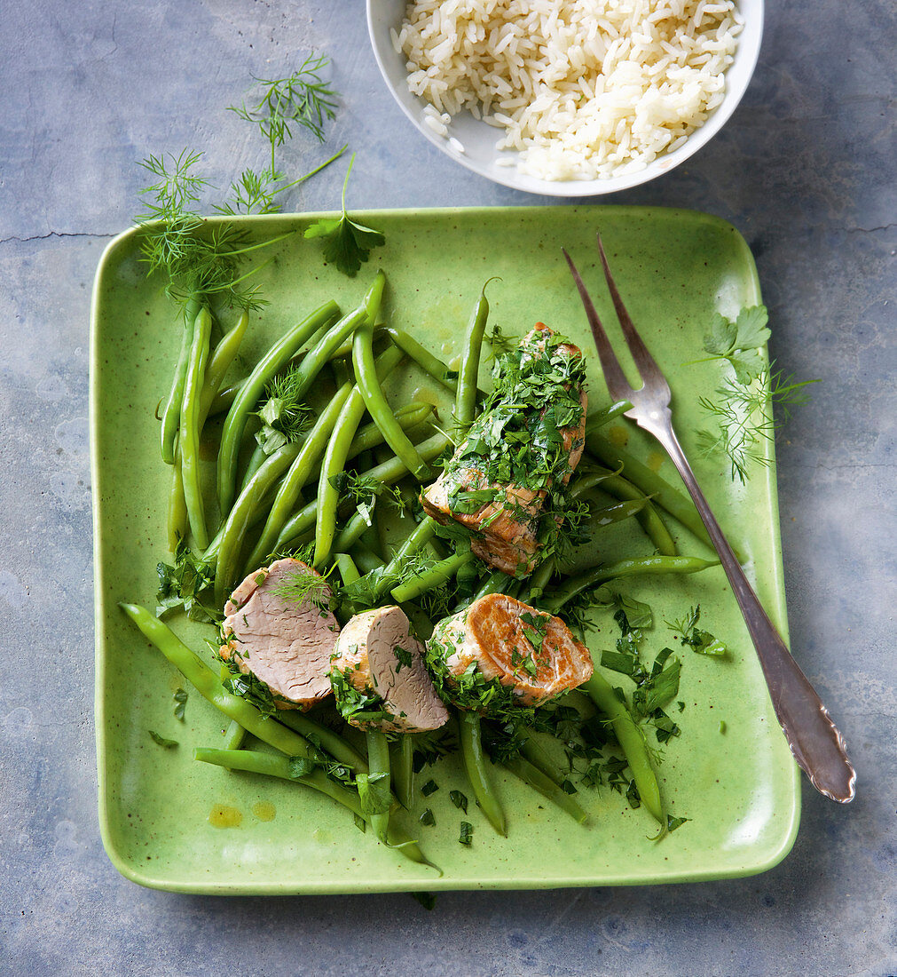 Pork fillet with a herb coating and green beans