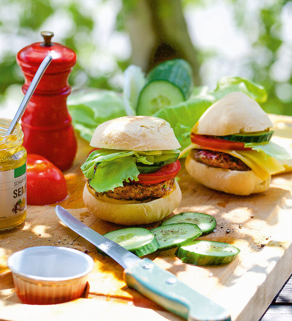 Mini burgers with cucumber and tomato