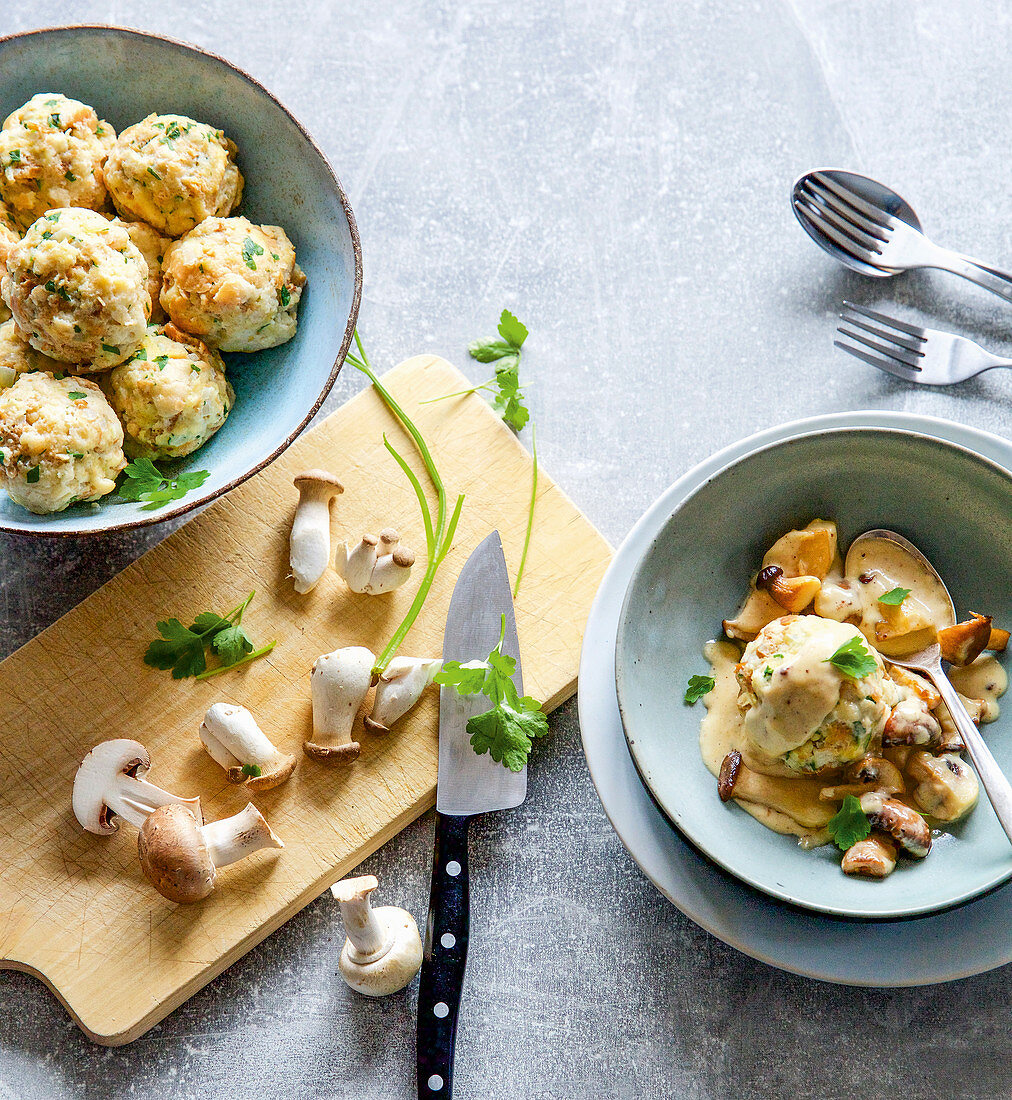 Kleine Semmelknödel mit Pilzsauce