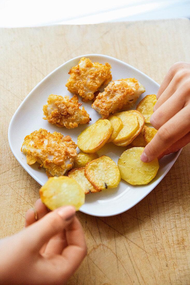 Salmon nuggets with roast potatoes