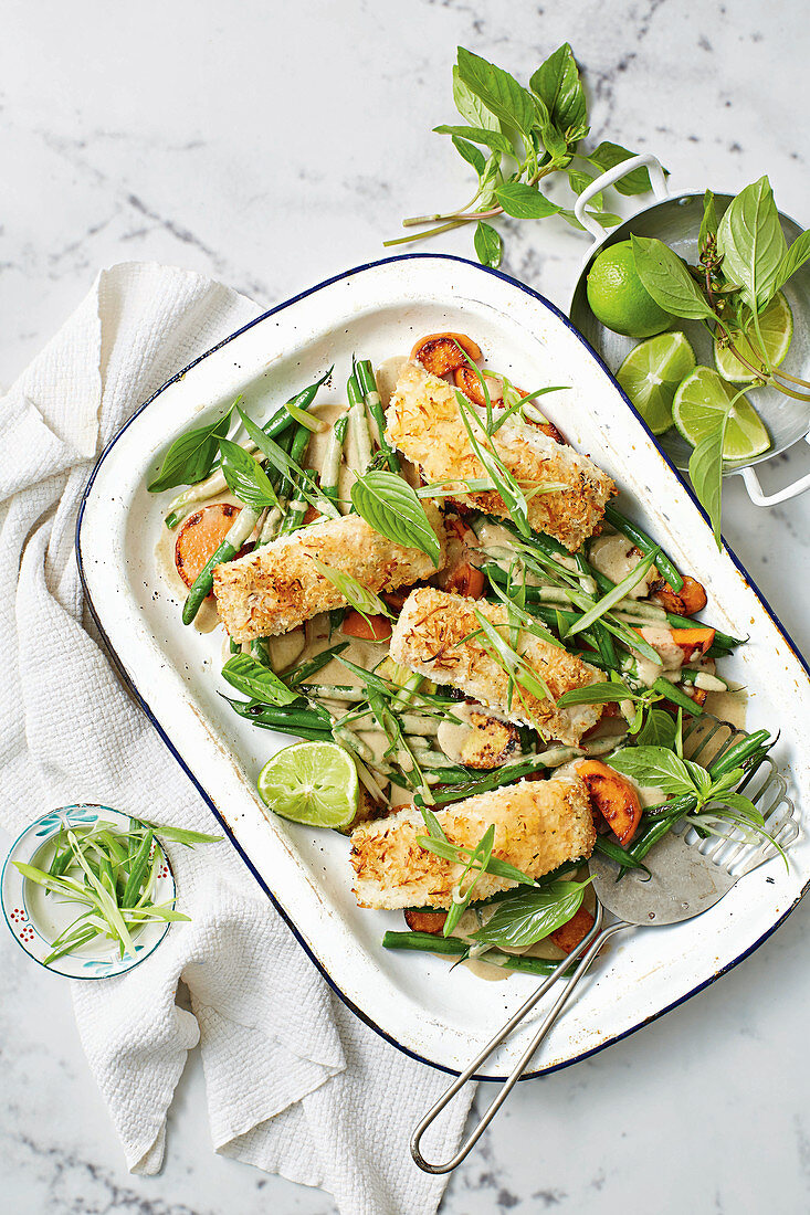 Fisch mit Kokoskruste und Gemüse thailändische Art vom Blech