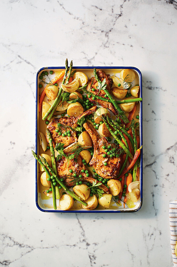 Senf-Koteletts mit Knoblauch-Butter-Gemüse vom Blech