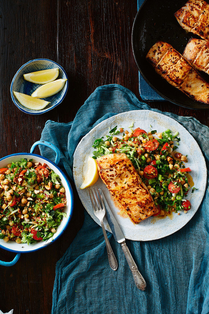 Glutenfreie Paprika-Fischfilets mit Brokkoli-Tabouleh