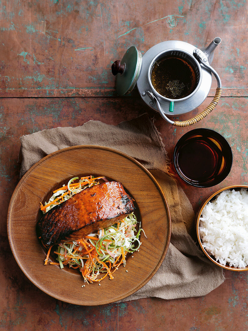 Teriyaki salmon on vegetable strips (Asia)