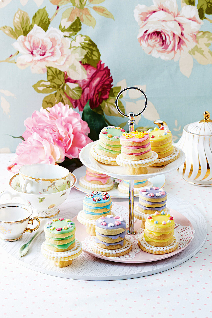 Bunt verziertes Shortbread-Teegebäck auf Etagere