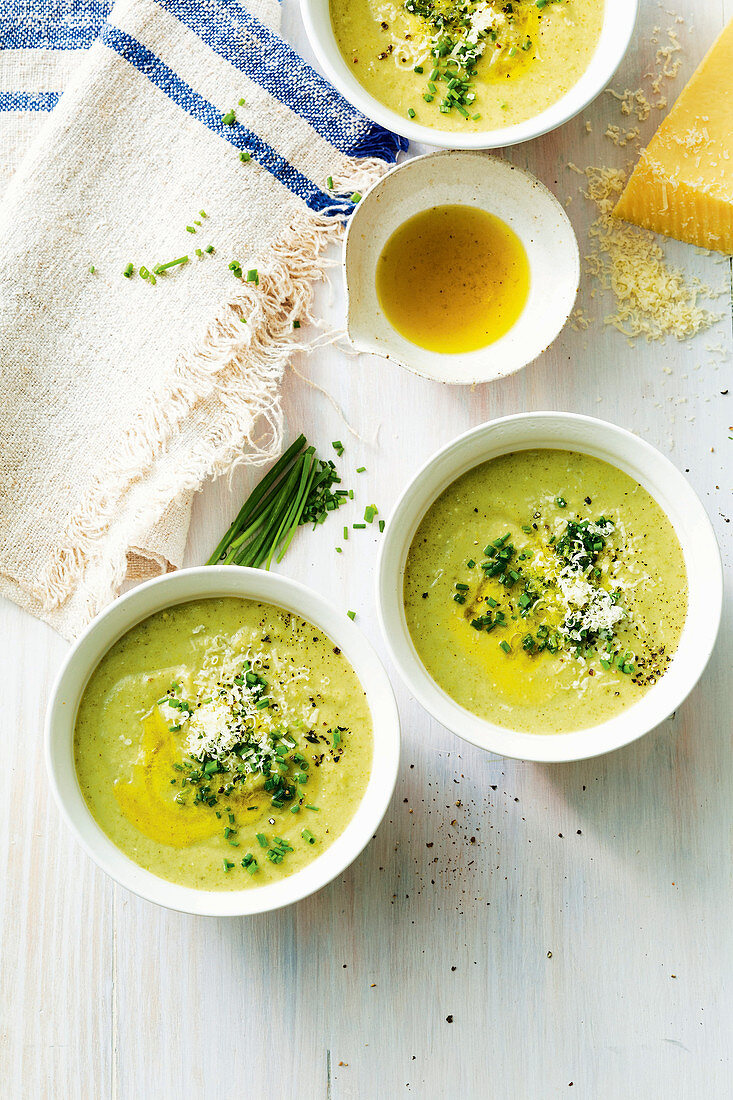 Broccolicremesuppe mit dreierlei Käse (Slow Cooking)