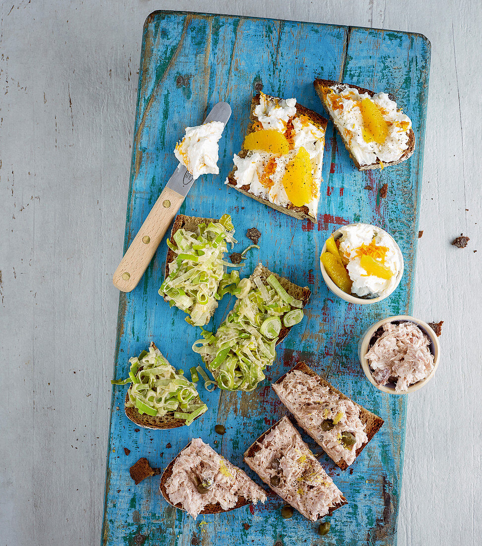 Sandwich spreads with goat's cheese and oranges, with tuna and with leek