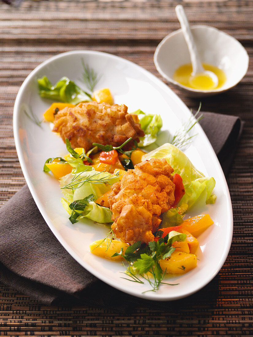 Gebackene Zandernockerl auf Endivien-Paprika-Salat