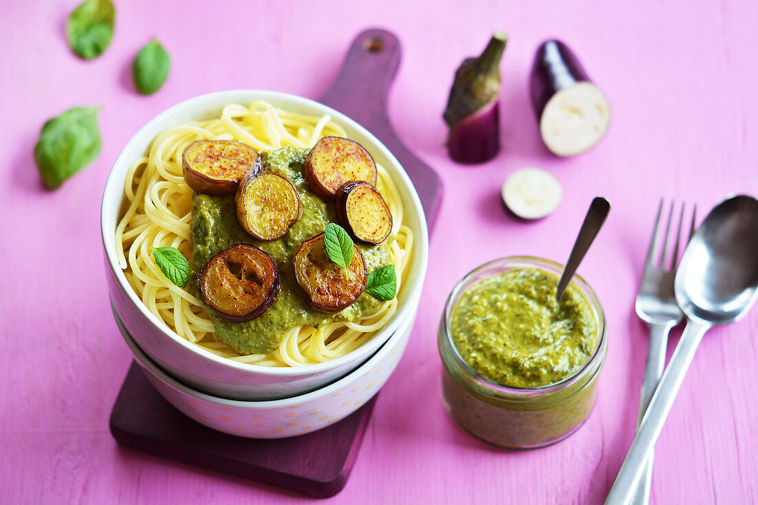 Spaghetti mit Pesto und gebratenen Auberginen