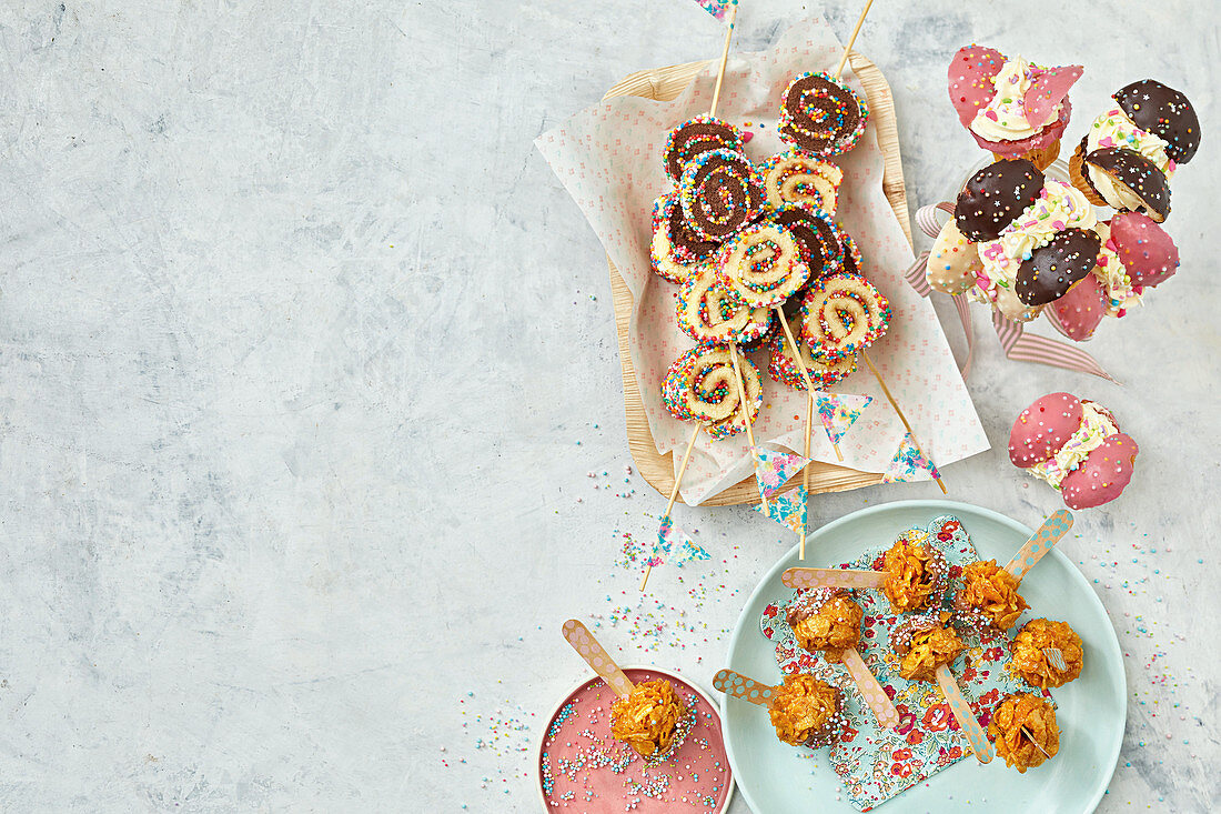Honig-Crossies, Cake Pop-Schnecken und Schmetterlings-Muffins