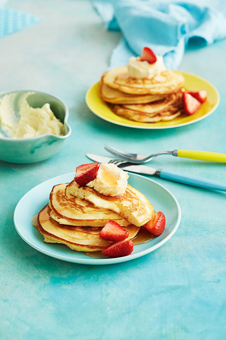Pancakes mit Frischkäsefüllung und Erdbeersauce