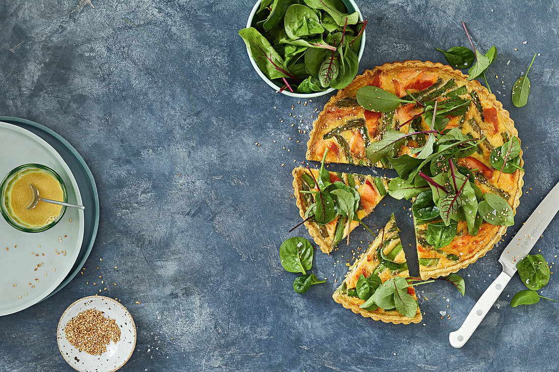 Tarte mit Räucherlachs, grünem Spargel und Blattsalat