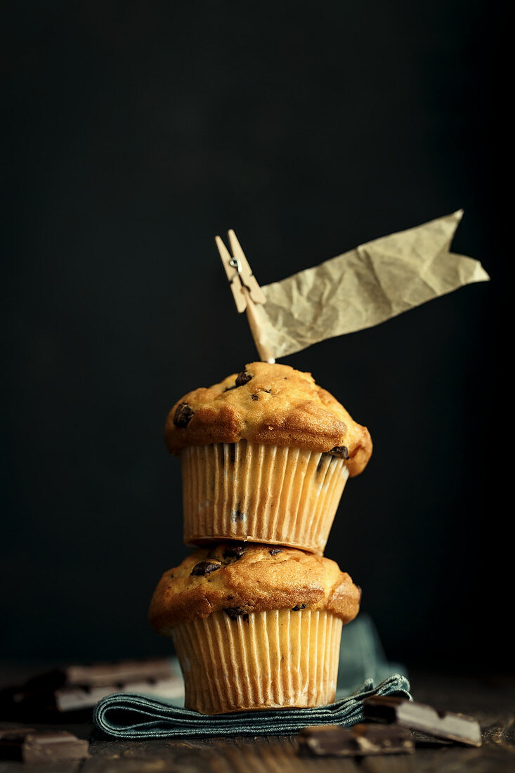 Vanille-Muffins mit Schokoladenstückchen und Papierfähnchen