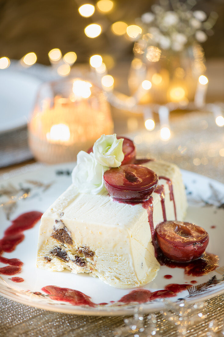 Weihnachtspudding-Parfait mit Portwein-Pflaumen