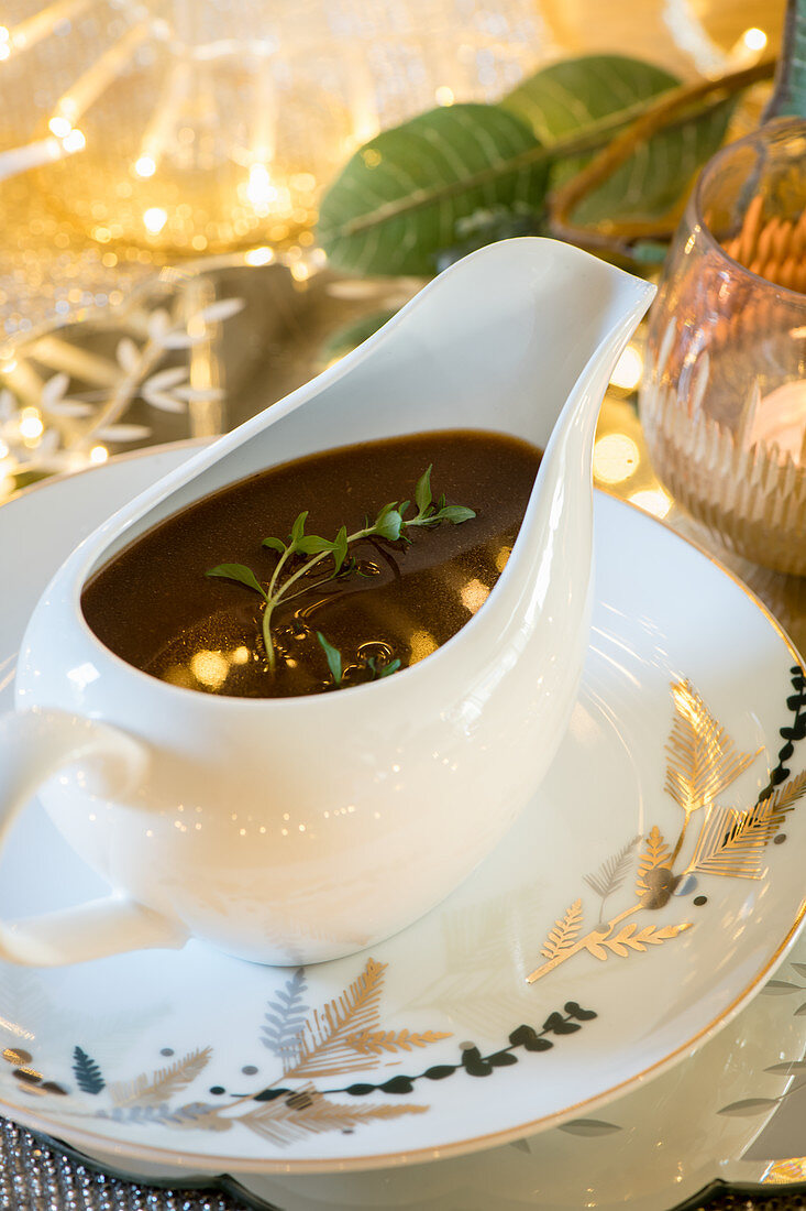 Zitrusfrucht-Sherry-Jus in Sauciere (weihnachtlich)