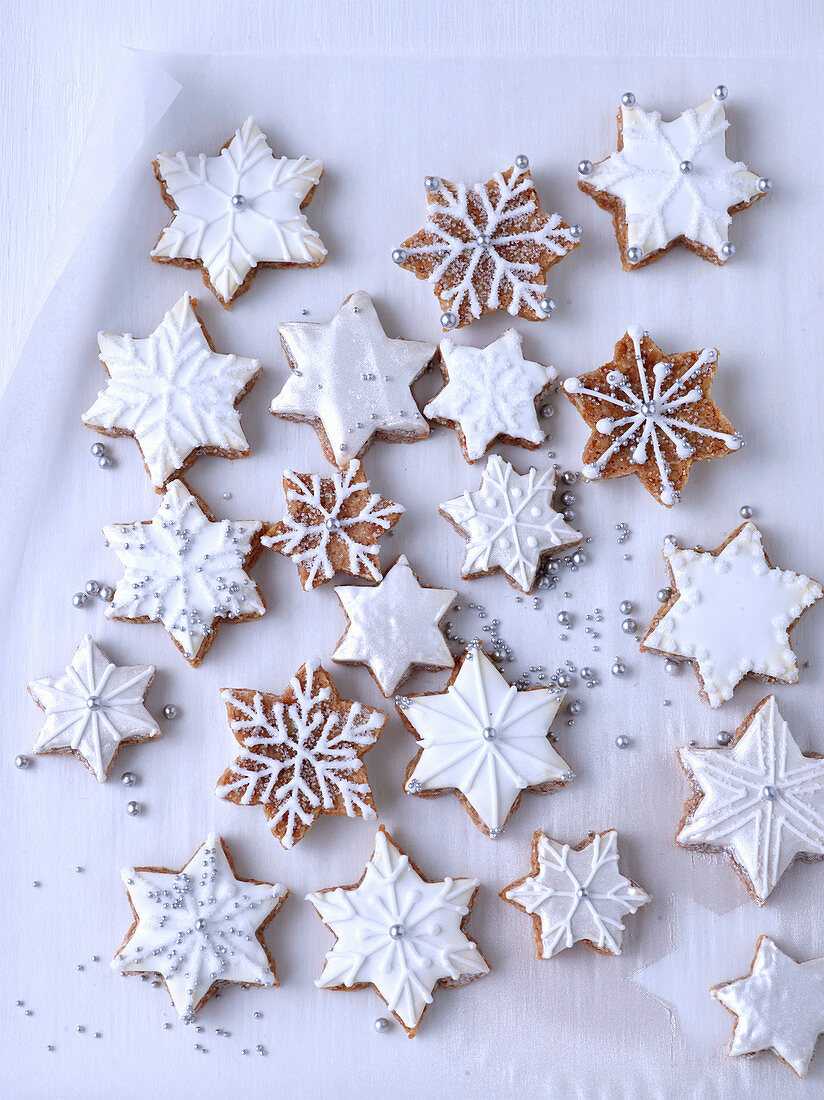 Cinnamon stars with white icing