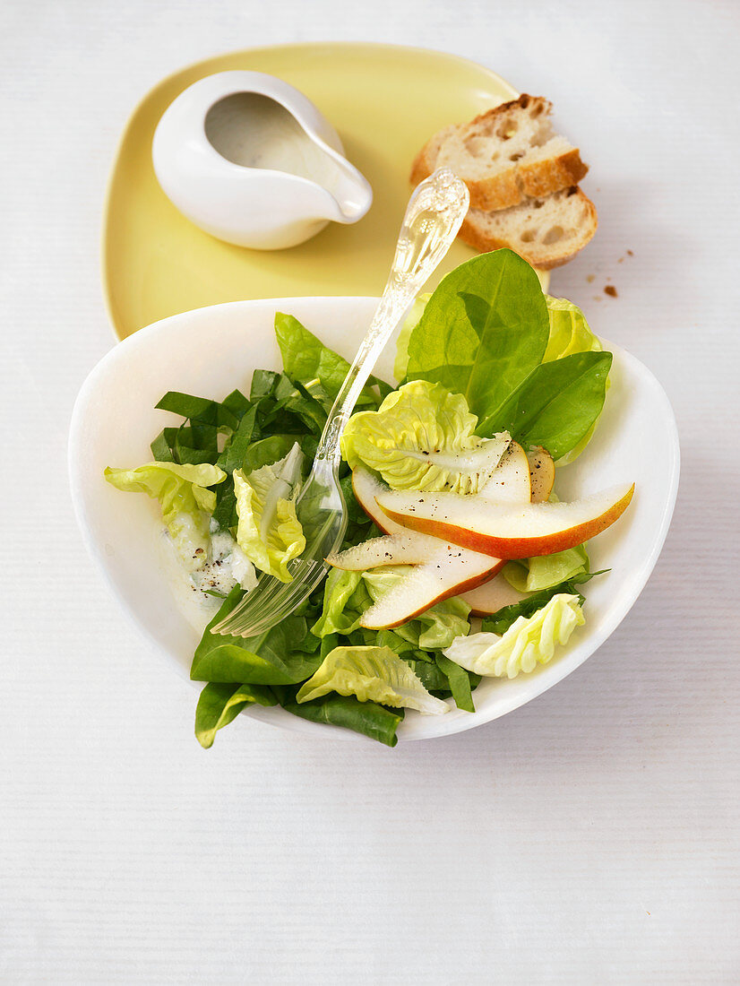 Sauerampfersalat mit Birne und Gorgonzoladressing