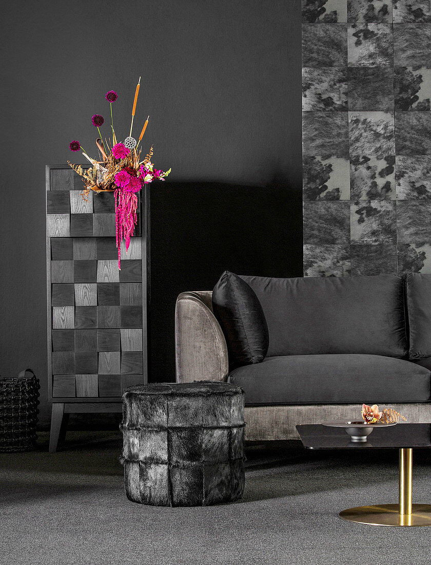 Sofa mit schwarzem Samtbezug, Hocker und Schrank mit Blumengesteck