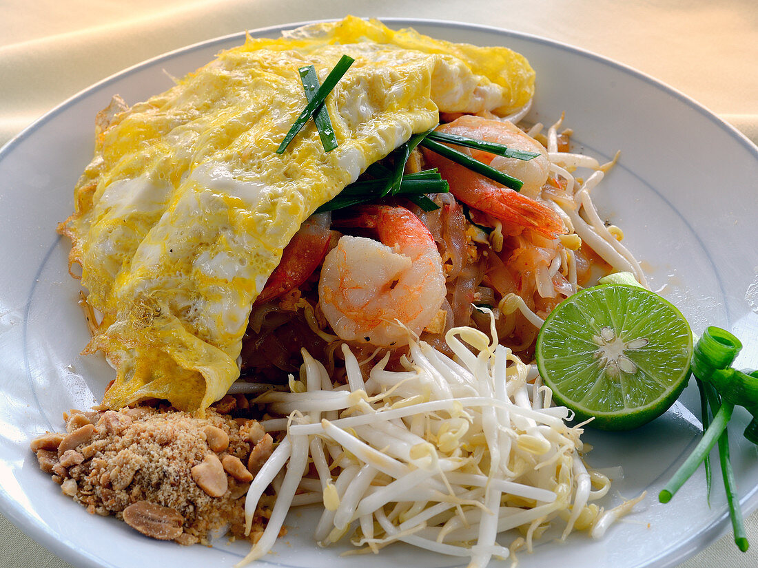 Pad Thai mit Shrimps, Ei, Erdnüssen und Sojasprossen (Thailand)