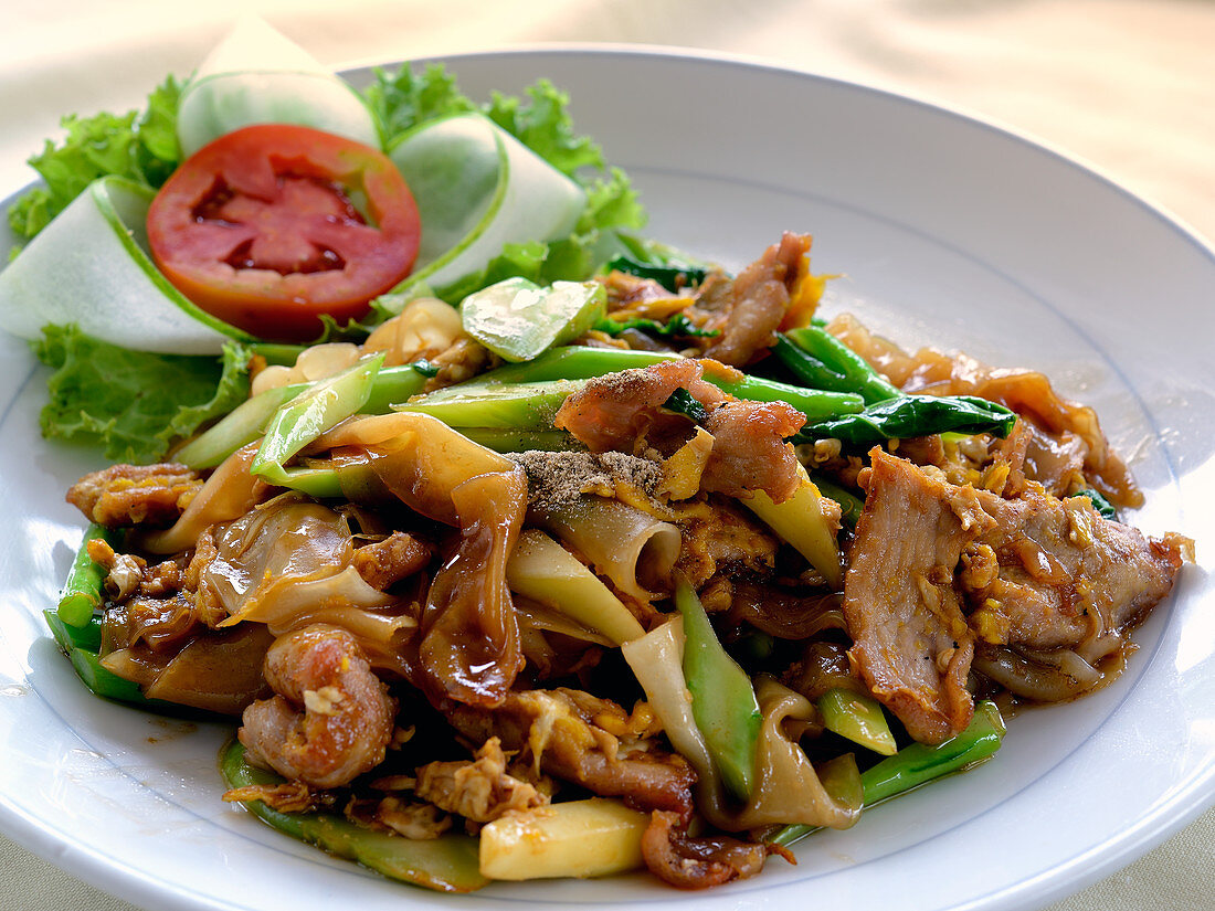 Guay Tiew Pad Siew (fried noodles with chicken, beef and pork, Thailand)
