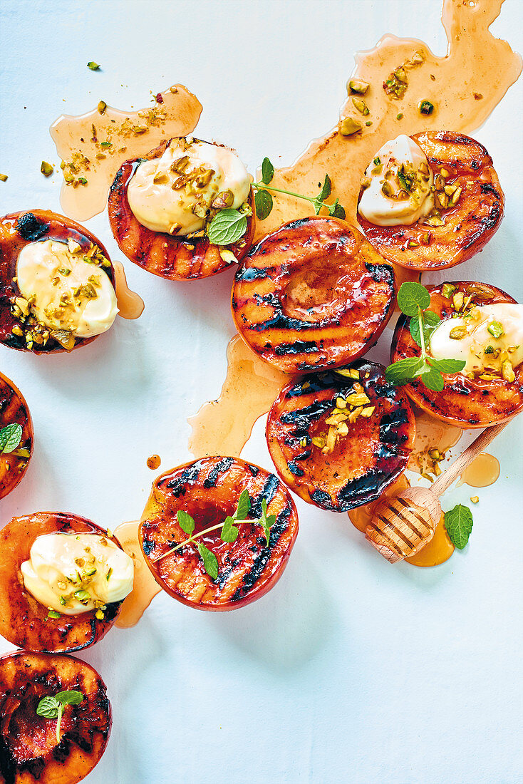 Grilled peaches with vanilla yoghurt, pistachios and honey