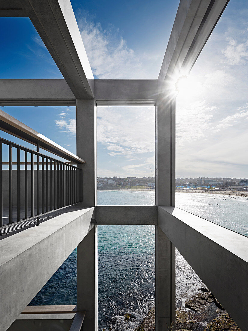 Balkon mit Metallbalustrade in Betonrahmen, Meerblick