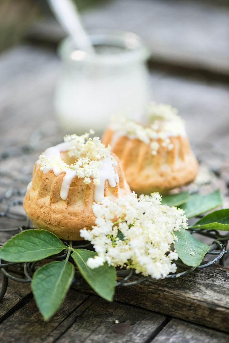 Mini Gugelhupf mit Holunderblüten und Zuckerguss