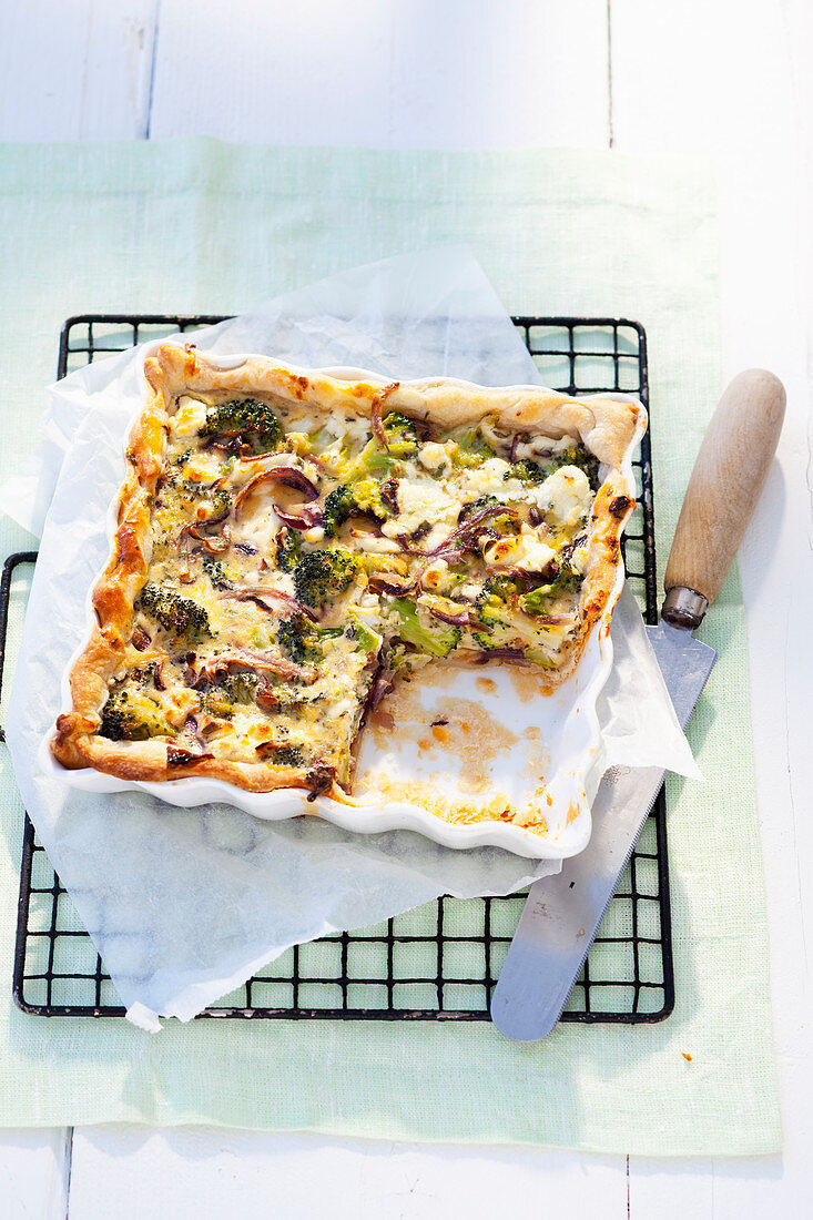 Blätterteigquiche mit Brokkoli und roten Zwiebeln