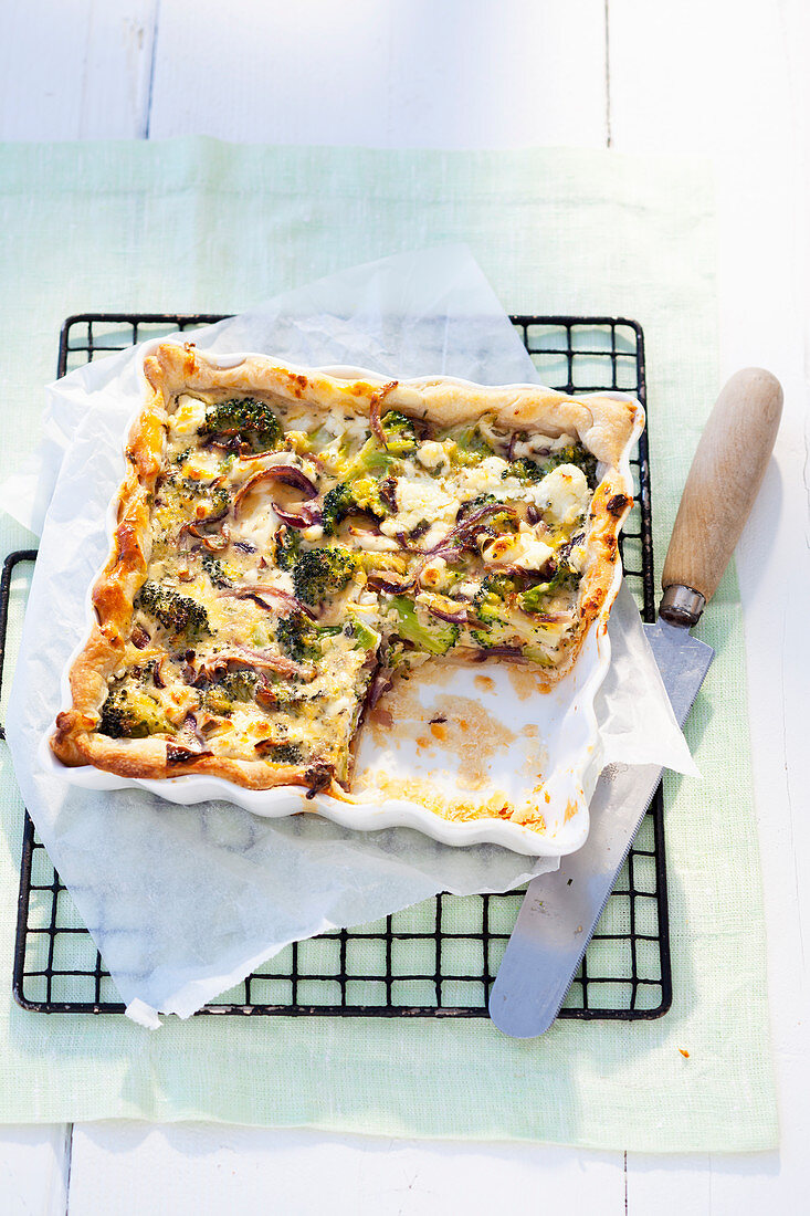 Puff pastry quiche with broccoli and red onions
