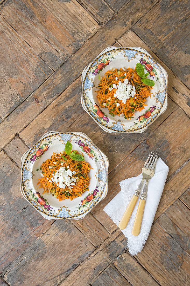 Karottensalat mit Feta und frischen Kräutern