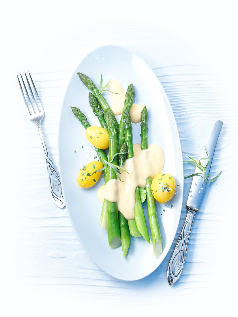 Green asparagus with peeled potatoes and hollandaise sauce