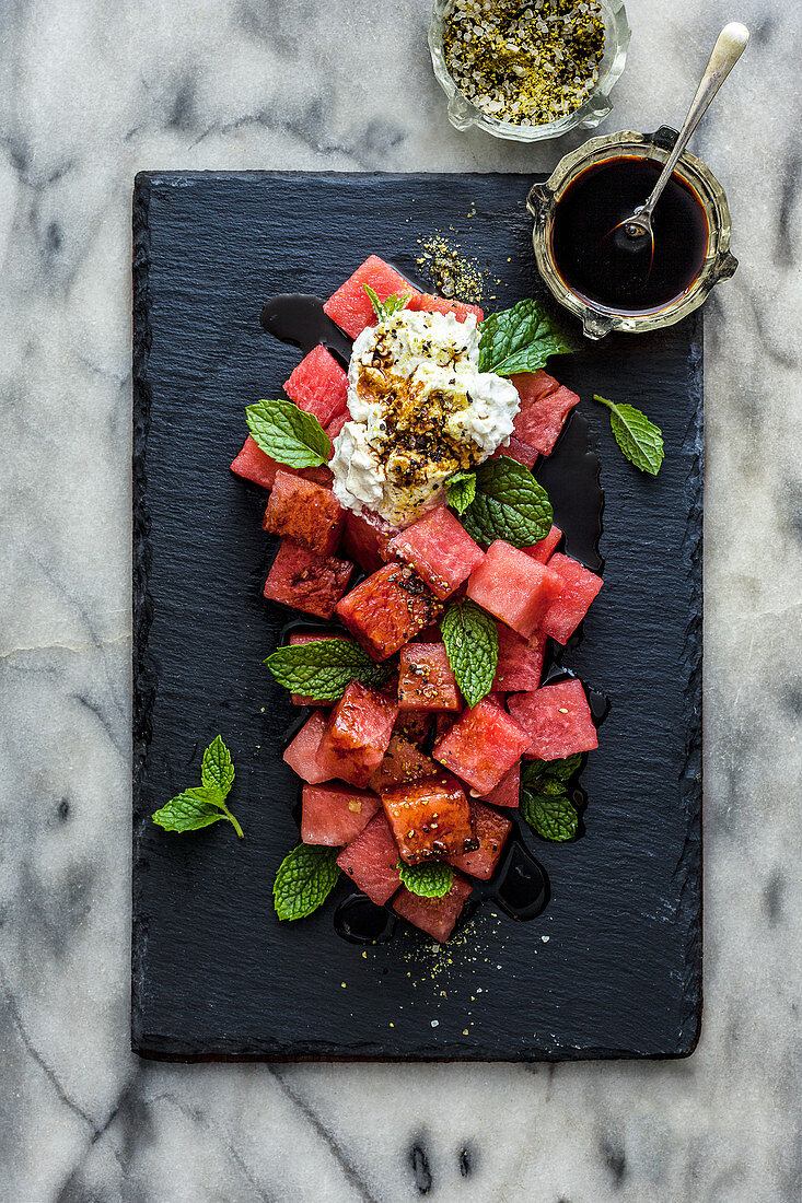 Wassermelonen-Labneh-Salat mit Sumach und Minze