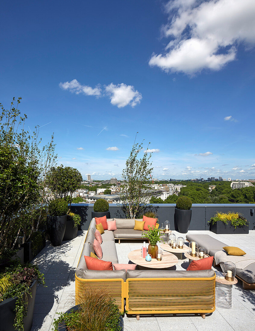Große Sofalandschaft auf bepflanzter Dachterrasse mit Blick über London
