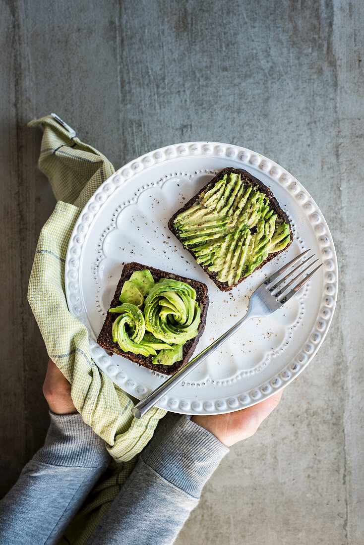 Schwarzbrot mit Avocado, Salz und Pfeffer