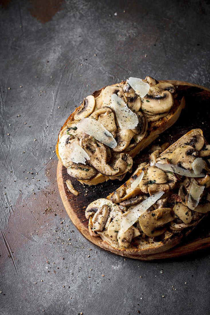 Bruschetta mit Pilzen und Parmesan