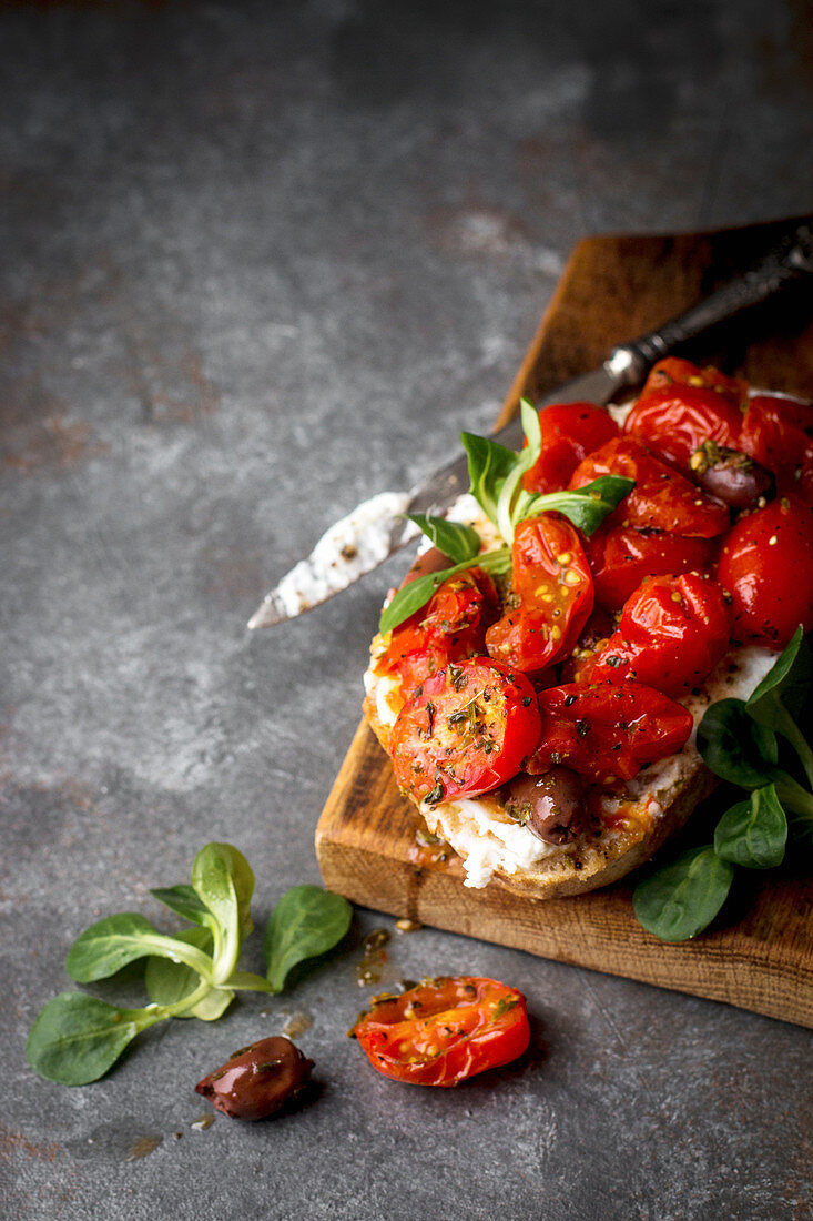 Sauerteigbrot mit Tomaten, Ricotta und Oliven