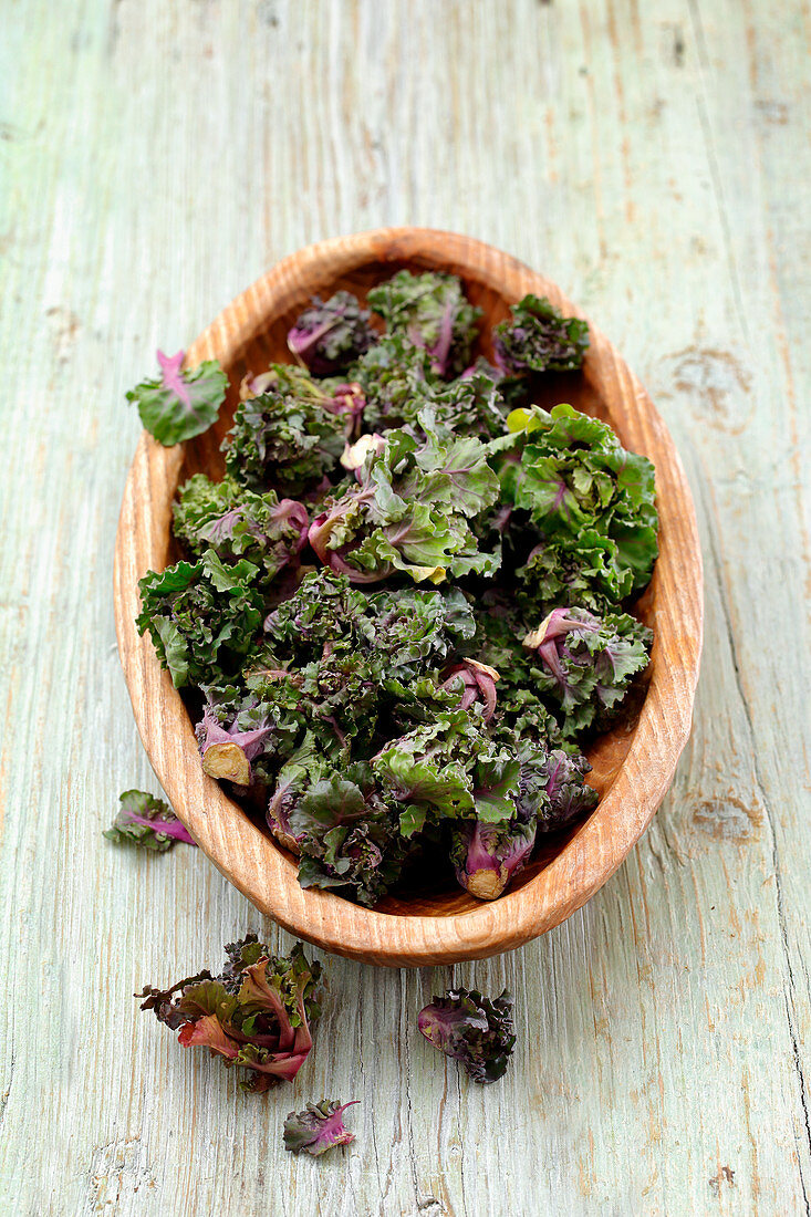 Flower Sprouts (Kreuzung zwischen Rosenkohl und Grünkohl) in Holzschale