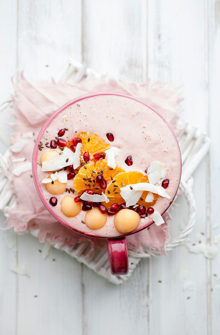 Smoothie Bowl mit Joghurt, Banane und Himbeeren