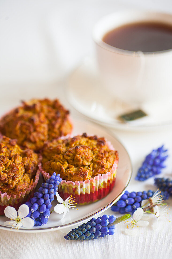 Karottenmuffins mit Traubenhyazinthen