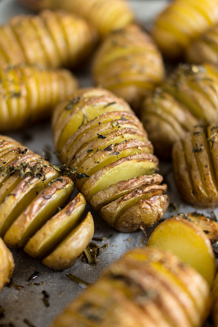 Eingeschnittene Ofenkartoffeln - einfache Grillbeilage