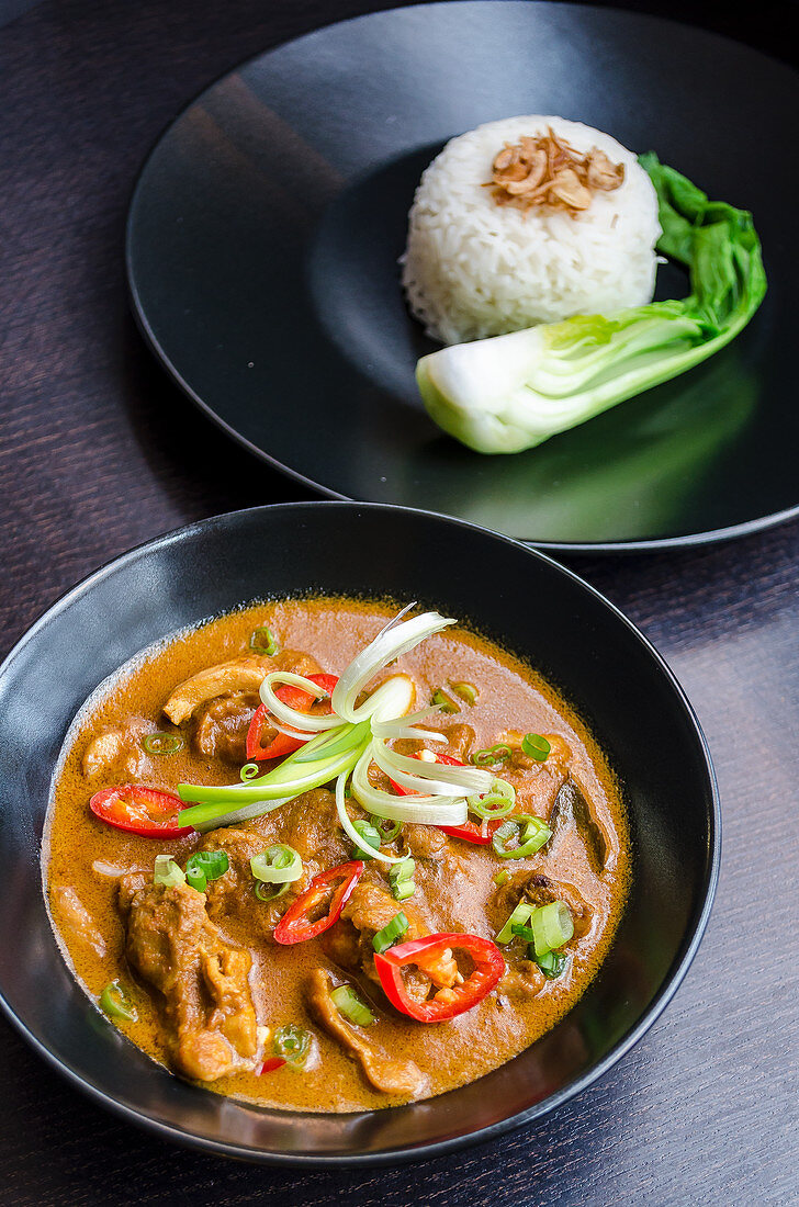 Lammcurry mit Chili, Frühlingszwiebeln, Reis und Pak Choi (Thailand)