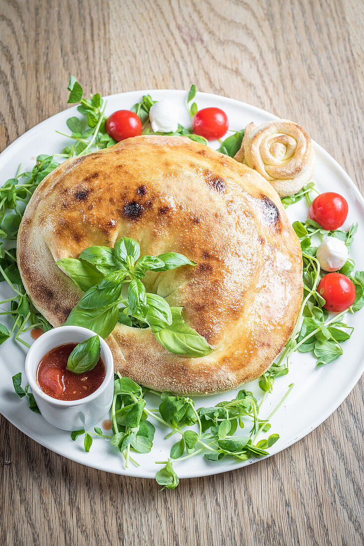 Tortellone (gefüllte Pizza) mit Basilikum und Tomatensauce