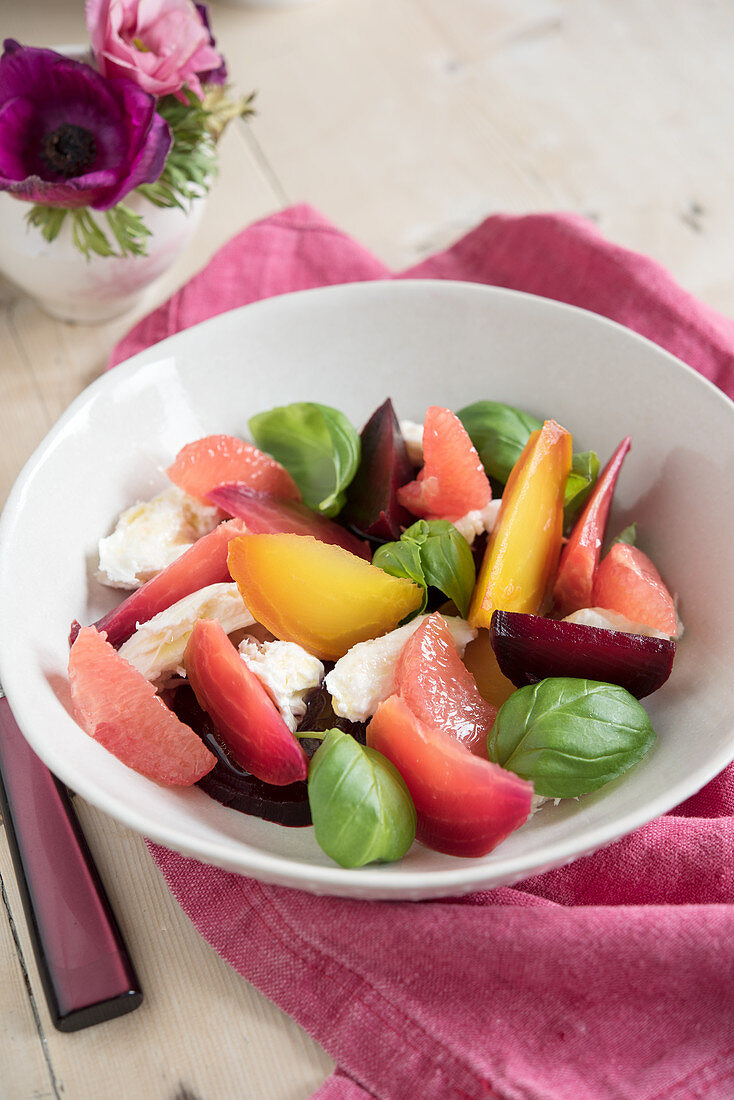 Beetroot salad with mozzarella and grapefruit